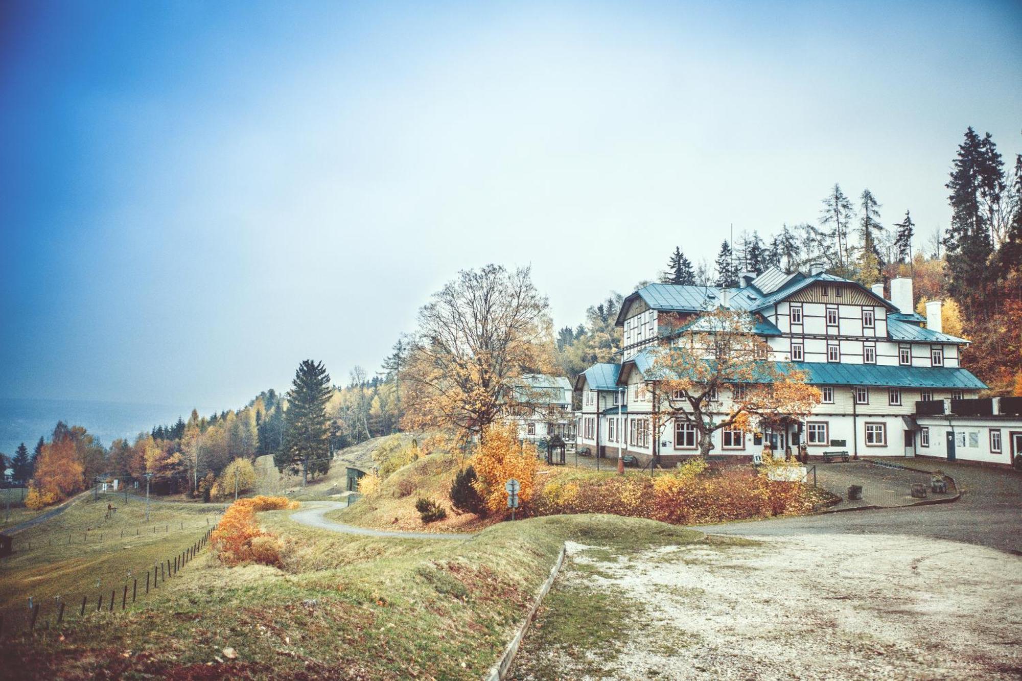 Retro Hotel Pod Zvicinou Bílá Třemešná Exteriör bild