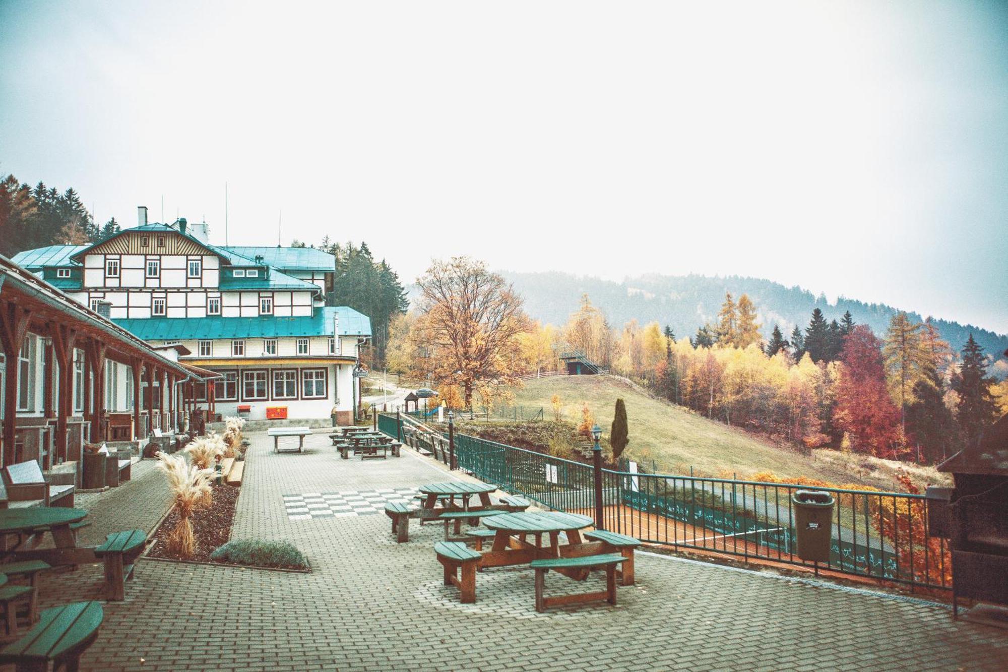 Retro Hotel Pod Zvicinou Bílá Třemešná Exteriör bild